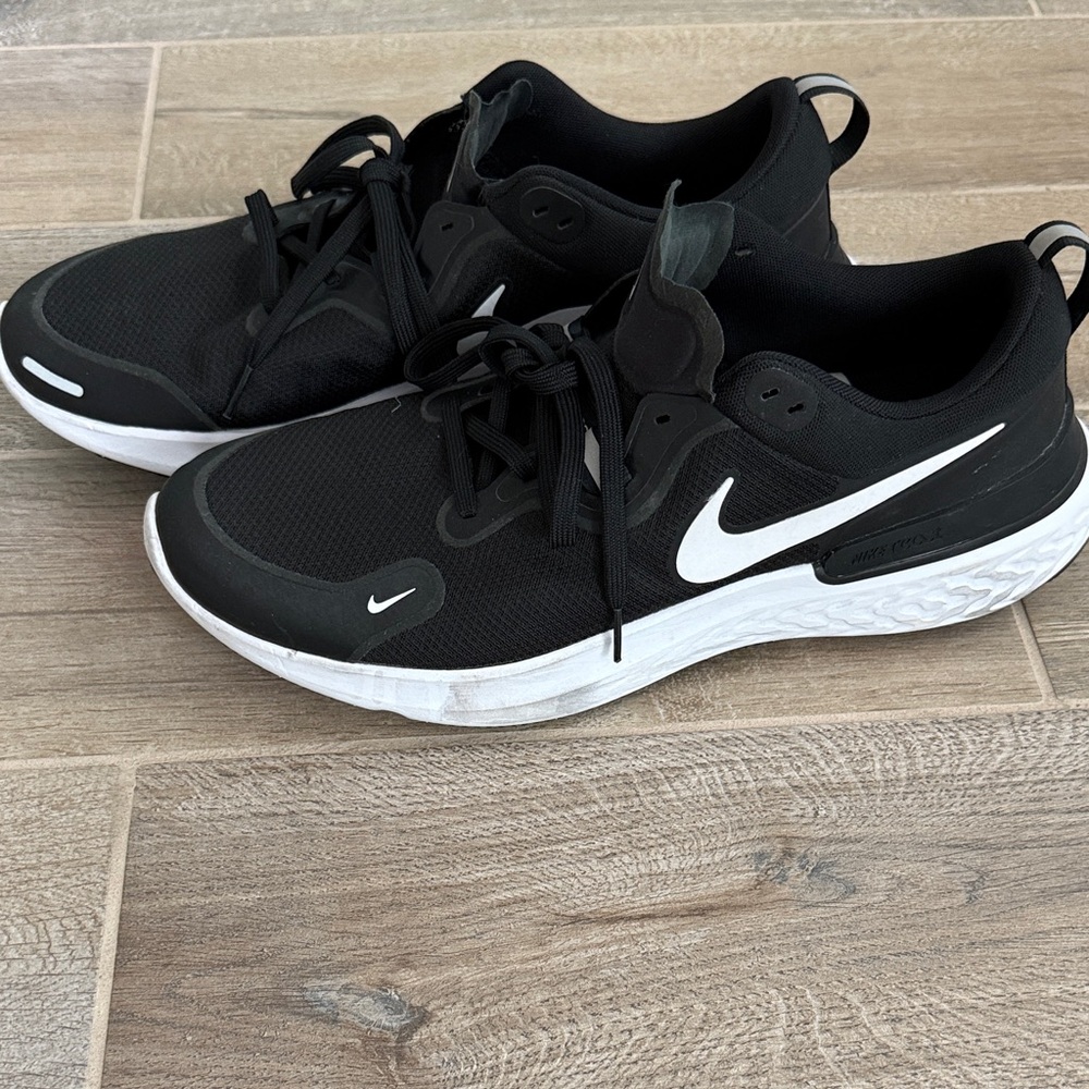 Nike Men's Black and White Athletic Shoes